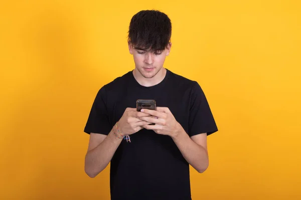 Geïsoleerde Tiener Jongen Met Mobiele Telefoon Mobiele Telefoon Kleur Achtergrond — Stockfoto