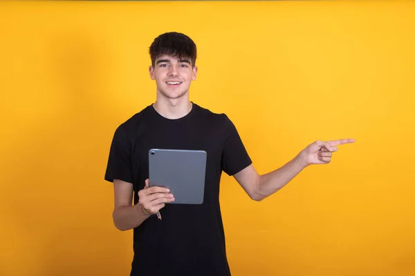 Man Tiener Met Digitale Tablet Geïsoleerd Achtergrond Wijzend — Stockfoto