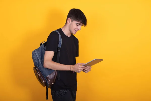 Απομονωμένος Μαθητής Σακίδιο Και Ψηφιακό Tablet — Φωτογραφία Αρχείου