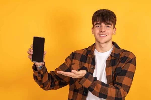 Geïsoleerde Jongen Met Mobiele Telefoon Mobiele Telefoon Achtergrond — Stockfoto