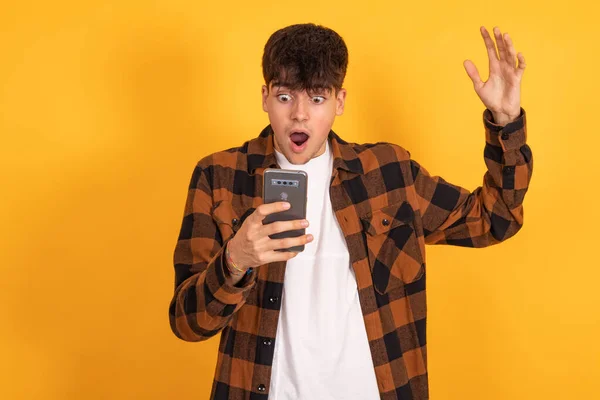 Estudante Adolescente Com Telefone Celular Expressão Surpresa — Fotografia de Stock