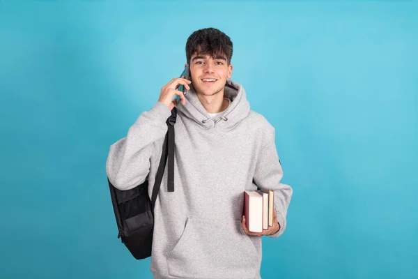 Izolovaný Teenager Mobilními Telefonními Seznamy Batohem — Stock fotografie