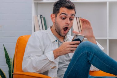 Evdeki genç adam cep telefonuna bakarken şaşkına döndü.