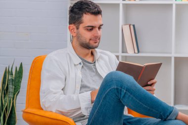 Evdeki adam ders kitabı okudu.