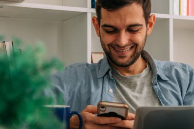 cep telefonu, bilgisayar ya da dizüstü bilgisayarı olan şehir tarzı bir adam