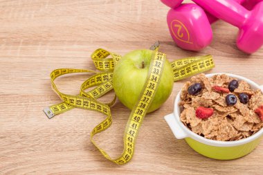 Şeritli elma ve dambılı mısır gevreği.