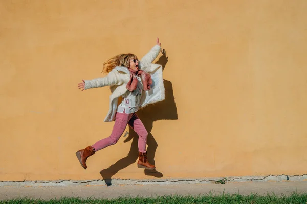 Springende Frau Isoliert Der Wand — Stockfoto