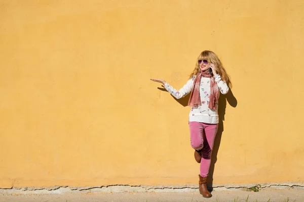 Donna Con Cellulare Sul Muro Della Strada Con Spazio — Foto Stock