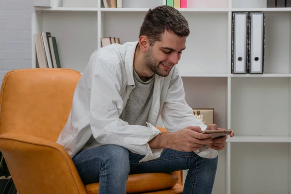 Hombre Casa Con Teléfono Móvil Smartphone — Foto de Stock