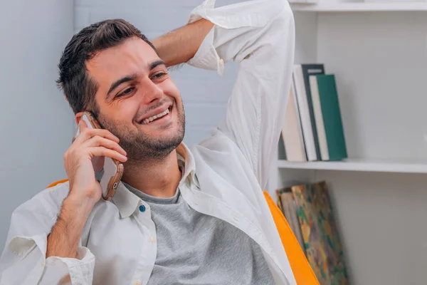 Чоловік Вдома Посміхається Щаслива Розмова Мобільному Телефоні — стокове фото