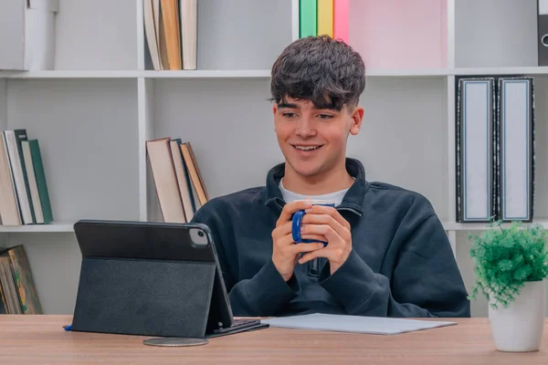 Adolescente Casa Con Taza Mirando Computadora Pantalla — Foto de Stock