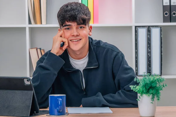 Estudiante Con Portátil Casa Sonriendo Feliz — Foto de Stock