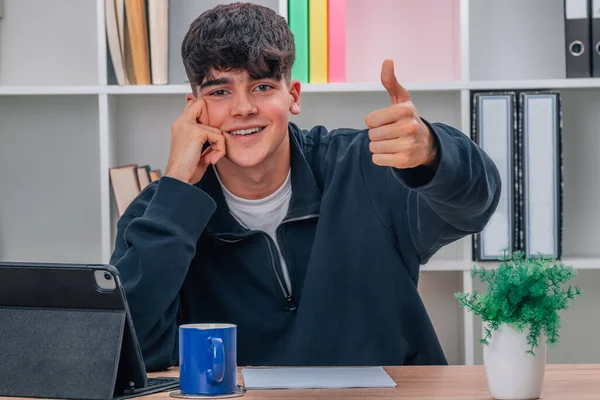 Estudiante Con Portátil Casa Sonriendo Feliz — Foto de Stock