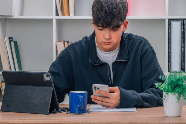 Student Notebookem Mobilním Telefonem Recepci — Stock fotografie