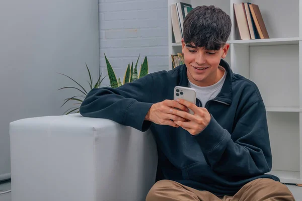 Tonåring Pojke Hemma Med Mobiltelefon — Stockfoto