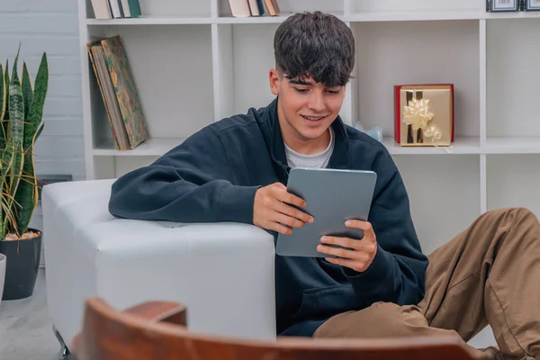 Νεαρός Έφηβος Ψηφιακό Tablet Book Στο Σπίτι — Φωτογραφία Αρχείου
