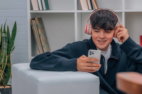 Αγόρι Κινητό Τηλέφωνο Και Ακουστικά Έφηβοι — Φωτογραφία Αρχείου