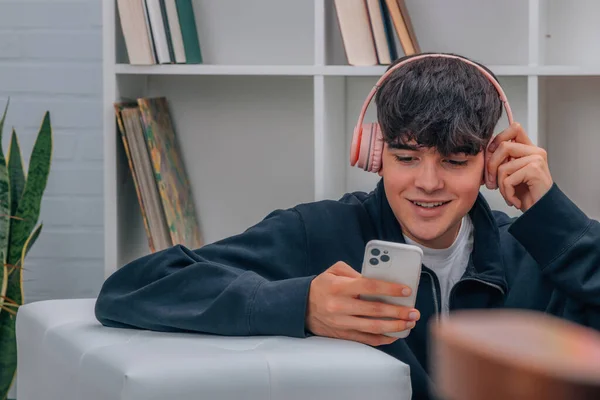 Garçon Avec Téléphone Portable Écouteurs Les Adolescents — Photo