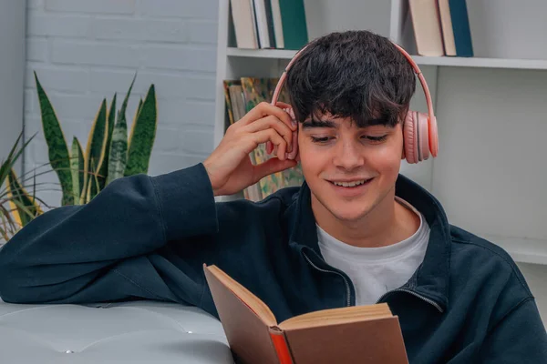 Jeune Homme Maison Lire Livre Écouter Musique Avec Des Écouteurs — Photo