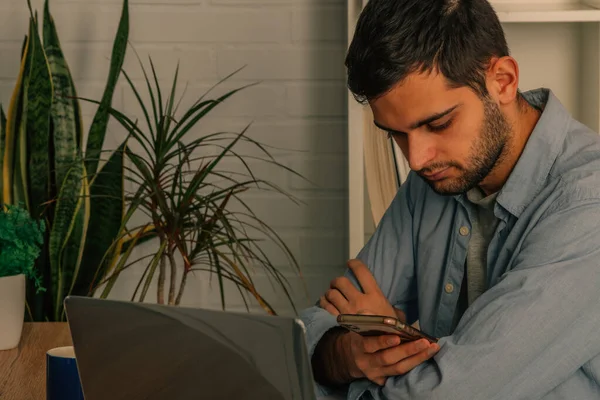 Ung Man Hemma Med Dator Och Mobiltelefon — Stockfoto