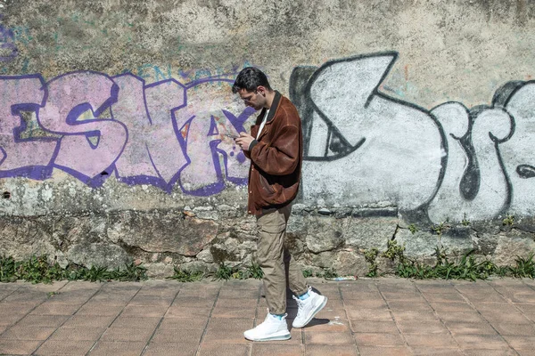 Jovem Caminhando Com Telefone Celular Rua Grafite Foi Modificado — Fotografia de Stock