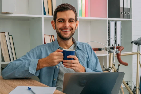 Hombre Estilo Urbano Con Ordenador Portátil Casa — Foto de Stock