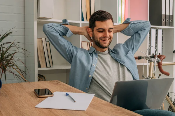 Relaxed Man Home Computer — ストック写真