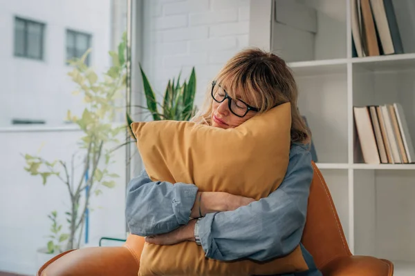 Vrouw Thuis Slapen Bank Leunend Het Kussen — Stockfoto