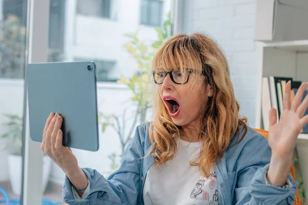 Astonished Surprised Woman Looking Computer Tablet Home — Fotografia de Stock