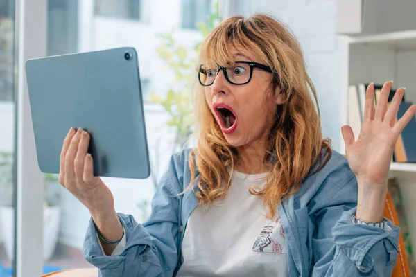 Έκπληκτη Έκπληκτη Γυναίκα Που Κοιτάζει Υπολογιστή Tablet Στο Σπίτι — Φωτογραφία Αρχείου