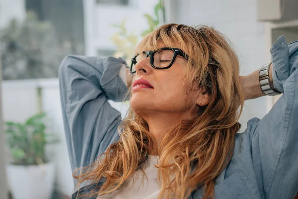 Femme Détendue Reposant Satisfait Maison Photos De Stock Libres De Droits