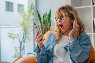 Evdeki kadın cep telefonuna bakarken şaşkına döndü.