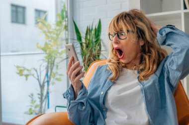 Evdeki kadın cep telefonuna bakarken şaşkına döndü.