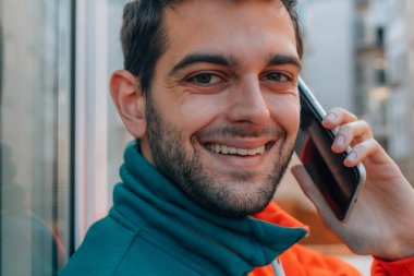 cep telefonlu bir adamın makro portresi