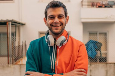 Kulaklıklı gülümseyen adamın portresi.