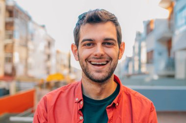 Genç adam sokakta portresi