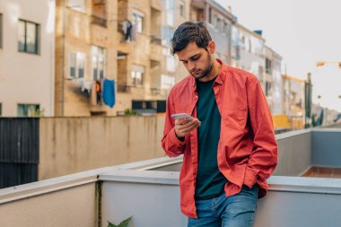 adam sokakta ile hareket eden telefon