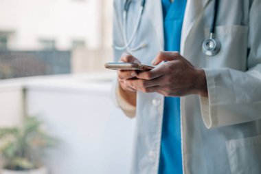 Cep telefonuyla doktor ellerine yakın çekim