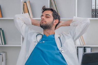 Üniformalı ve steteskoplu rahat bir doktor.