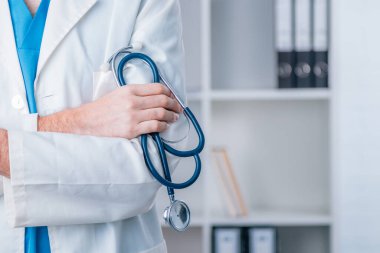 Stetoskop ve kopyalama alanı olan doktor elleri