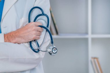 Stetoskop ve kopyalama alanı olan doktor elleri