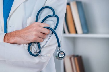 Stetoskop ve kopyalama alanı olan doktor elleri