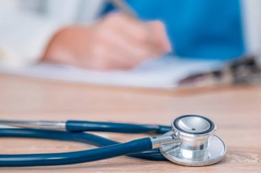 Steteskop ön planda, doktor arka planda.