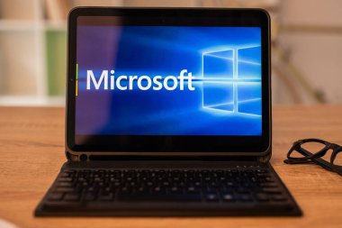 Galiçya, İspanya - 11 Şubat 2022: Microsoft arkaplanlı dizüstü bilgisayar