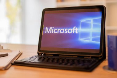 Galiçya, İspanya - 11 Şubat 2022: Microsoft arkaplanlı dizüstü bilgisayar
