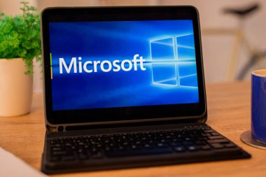 Galiçya, İspanya - 11 Şubat 2022: Microsoft arkaplanlı dizüstü bilgisayar