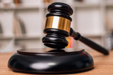 Yargıç çekiç ile adalet veya hukuk kitapları arka planda