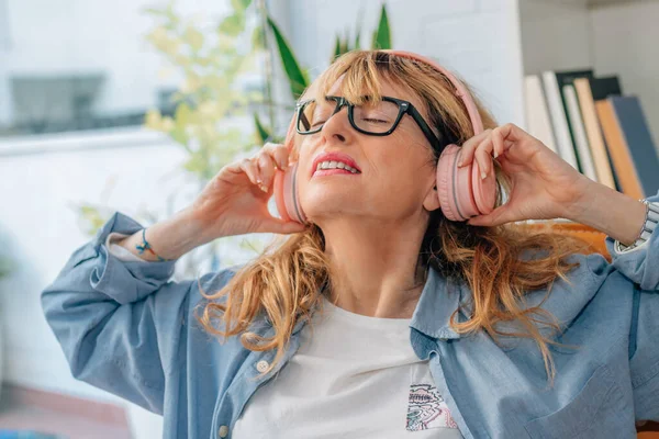 Portrait Woman Home Enjoying Listening Music Headphones — Stockfoto