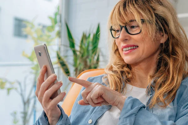 Cep Telefonlu Dokunmatik Ekranlı Bir Kadın — Stok fotoğraf