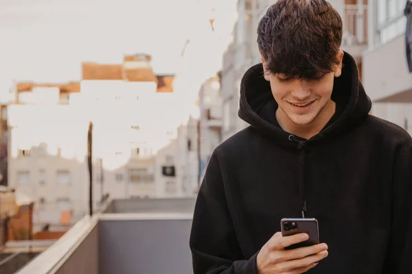 Urban Tonåring Med Mobiltelefon Staden — Stockfoto